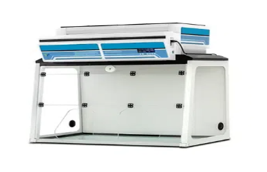 مقاعد نظيفة مقابل خزانات السلامة الحيوية: شرح الاختلافات الرئيسية